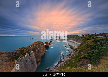 Eine 5-minütige Exposition bei Sonnenaufgang an den Urros de Liencres Felsformationen mit Blick in Richtung Playa de la Arnía, besser bekannt als Arnía, ein Strand in der Stockfoto