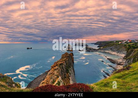 Ein Sonnenaufgang an den Urros de Liencres Felsformationen mit Blick auf Playa de la Arnía, besser bekannt als Arnía, ein Strand im Naturpark der Stockfoto