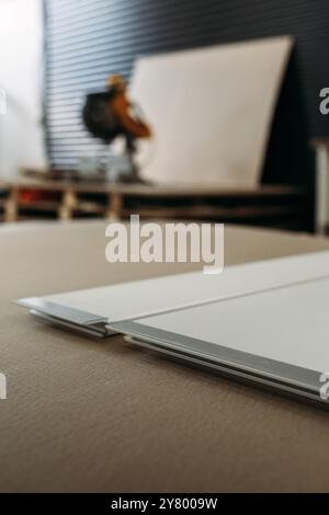 Ein Nahbild von zwei Möbeltafeln mit silbernen Beschlägen. Die Paneele liegen flach auf einem Holztisch, was darauf hindeutet, dass sie Teil einer Produktion sind Stockfoto