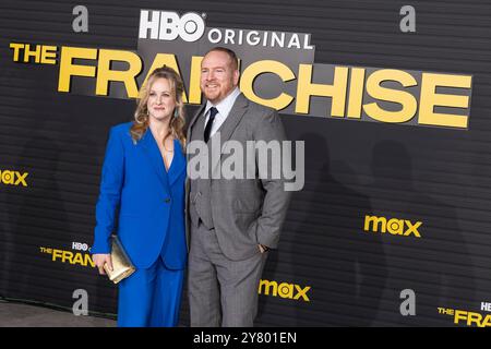 Los Angeles, USA. Oktober 2024. Katie Finneran und Darren Goldstein besuchen am 1. Oktober 2024 die Ankunft von HBO’s „The Franchise“ im Paramount Theater in Los Angeles, KALIFORNIEN. (Foto: Corine Solberg/SIPA USA) Credit: SIPA USA/Alamy Live News Stockfoto