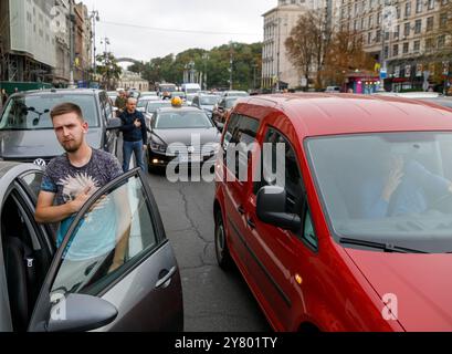 KIEW, UKRAINE - 01. SEPTEMBER 2024 - Fahrer auf der Straße nehmen an einer landesweiten Schweigeminute zum Gedenken an gefallene Soldaten am Tag der Verteidiger der Ukraine auf dem Platz Maidan Nezalezhnosti in Kiew, Hauptstadt der Ukraine, Teil Stockfoto