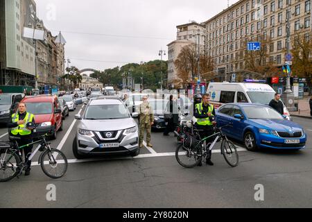 KIEW, UKRAINE - 01. SEPTEMBER 2024 - Polizeibeamte blockieren den Verkehr während einer landesweiten Schweigeminute zum Gedenken an gefallene Soldaten am Tag der Verteidiger der Ukraine auf dem Platz Maidan Nezalezhnosti in Kiew, Hauptstadt der Ukraine Stockfoto
