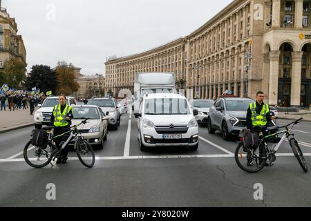 KIEW, UKRAINE - 01. SEPTEMBER 2024 - Polizeibeamte blockieren den Verkehr während einer landesweiten Schweigeminute zum Gedenken an gefallene Soldaten am Tag der Verteidiger der Ukraine auf dem Platz Maidan Nezalezhnosti in Kiew, Hauptstadt der Ukraine Stockfoto