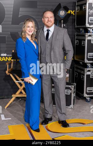 Los Angeles, USA. Oktober 2024. Katie Finneran und Darren Goldstein besuchen am 1. Oktober 2024 die Ankunft von HBO’s „The Franchise“ im Paramount Theater in Los Angeles, KALIFORNIEN. (Foto: Corine Solberg/SIPA USA) Credit: SIPA USA/Alamy Live News Stockfoto