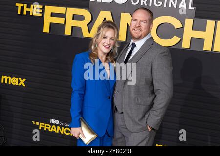 Los Angeles, USA. Oktober 2024. Katie Finneran und Darren Goldstein besuchen am 1. Oktober 2024 die Ankunft von HBO’s „The Franchise“ im Paramount Theater in Los Angeles, KALIFORNIEN. (Foto: Corine Solberg/SIPA USA) Credit: SIPA USA/Alamy Live News Stockfoto