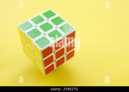 Farbenfroher rubiks Würfel auf gelbem Hintergrund Stockfoto