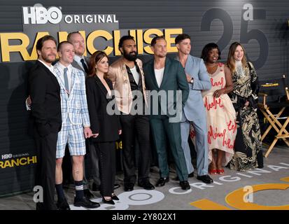 Los Angeles, USA. Oktober 2024. LOS ANGELES, USA. Oktober 2024: Daniel Bruhl, Ruaridh Mollica, Aya Cash, Justin Edwards, Himesh Patel, Billy Magnussen, Darren Goldstein, Isaac Powell, Lolly Adefope & Jessica Hynes bei der Premiere von HBO's The Franchise in den Paramount Studios. Bildnachweis: Paul Smith/Alamy Live News Stockfoto