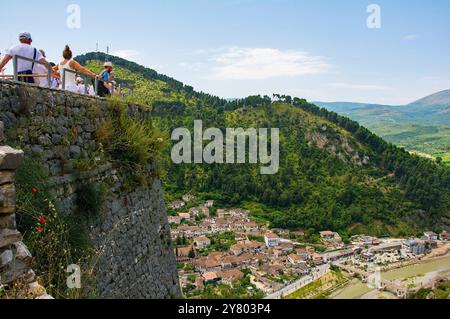 Berat, Albanien - 2. Juni 2024. Besucher bewundern den Blick auf das Gorica-Viertel von Berat in Albanien vom Südturm der zum UNESCO-Weltkulturerbe gehörenden Burg Stockfoto