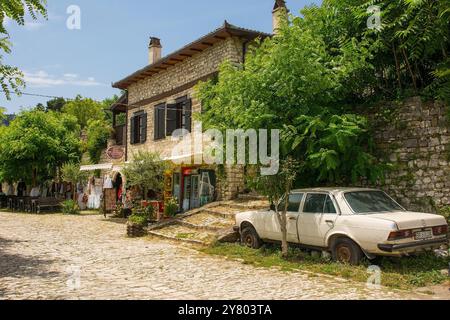 Berat, Albanien - 2. Juni 2024. Ein kleines Hotel und Restaurant am Rande des zum UNESCO-Weltkulturerbe gehörenden Schlosses oder Kalaja-Viertels von Berat in Südalbanien Stockfoto