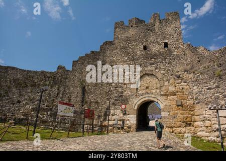 Berat, Albanien - 2. Juni 2024. Das Haupteingangstor in den Festungsmauern der zum UNESCO-Weltkulturerbe gehörenden Berat-Burg aus dem 13. Jahrhundert, Südalbanien Stockfoto