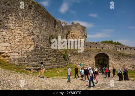 Berat, Albanien - 2. Juni 2024. Besucher gehen zum Haupteingang in den Festungsmauern des zum UNESCO-Weltkulturerbe gehörenden Berat Schlosses aus dem 13. Jahrhundert Stockfoto