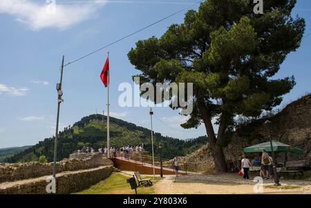 Berat, Albanien - 2. Juni 2024. Besucher genießen den Blick vom südlichen oder roten Turm in den Festungsmauern des Berat aus dem 13. Jahrhundert, das zum UNESCO-Weltkulturerbe gehört Stockfoto