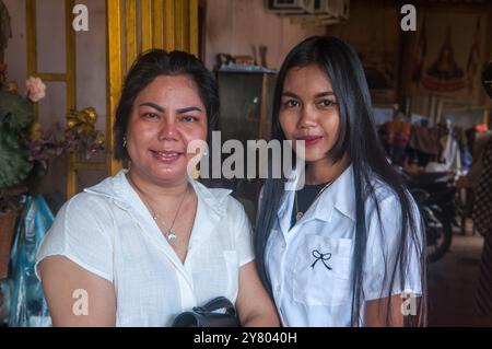 Porträt zweier kambodschanischer Frauen bei einer buddhistischen Zeremonie während des Pchum Ben Festivals. Wat Sarawan, Phnom Penh, Kambodscha. Oktober 2024. © Kraig Lieb Stockfoto