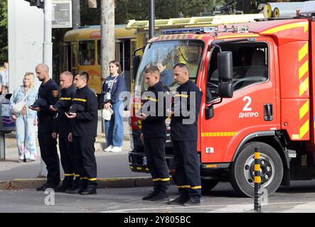 DNIPRO, UKRAINE - 01. OKTOBER 2024 - Mitarbeiter des staatlichen Notdienstes werden während einer landesweiten Schweigeminute zum Gedenken an gefallene Soldaten anlässlich des Tages der Verteidiger der Ukraine, Dnipro, Ostukraine, gesehen Stockfoto