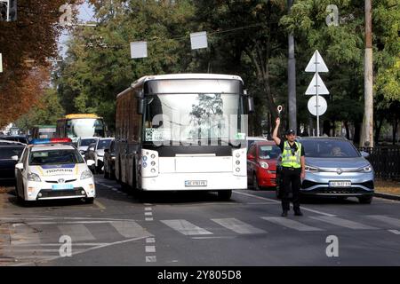 DNIPRO, UKRAINE - 01. OKTOBER 2024 - Ein Polizist blockiert den Verkehr während einer landesweiten Schweigeminute zum Gedenken an gefallene Soldaten anlässlich des Tages der Verteidiger der Ukraine, Dnipro, Ostukraine Stockfoto