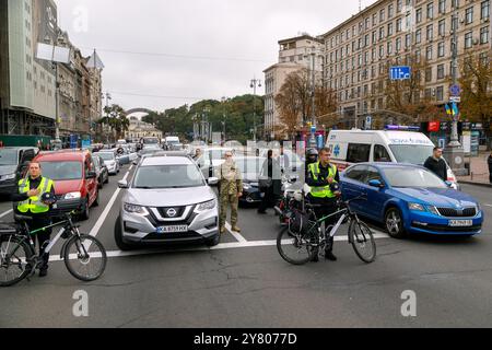 Nicht exklusiv: KIEW, UKRAINE - 01. SEPTEMBER 2024 - Polizeibeamte blockieren den Verkehr während einer landesweiten Schweigeminute zum Gedenken an gefallene Soldie Stockfoto