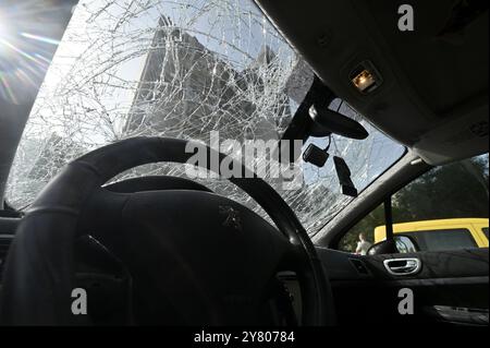 Nicht exklusiv: ZAPORIZHZHIA, UKRAINE - 01. OKTOBER 2024 - Eine Autoscheibe durch russischen Beschuss beschädigt, Zaporizhzhia, Südost-Ukraine Stockfoto