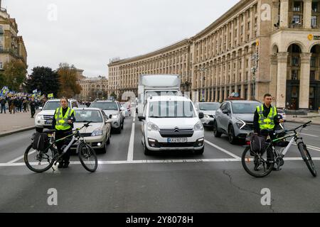 Nicht exklusiv: KIEW, UKRAINE - 01. SEPTEMBER 2024 - Polizeibeamte blockieren den Verkehr während einer landesweiten Schweigeminute zum Gedenken an gefallene Soldie Stockfoto
