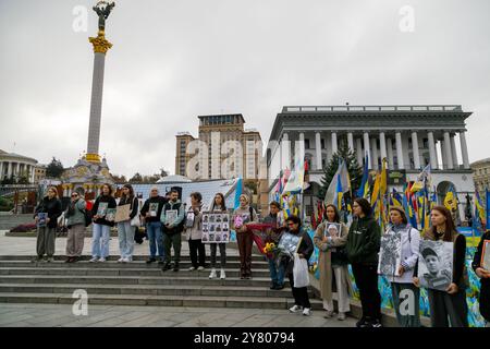 Nicht exklusiv: KIEW, UKRAINE - 01. SEPTEMBER 2024 - Kiewer Bürger versammeln sich zu einer landesweiten Schweigeminute zum Gedenken an gefallene Soldaten auf der Stockfoto