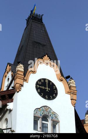 Nicht exklusiv: DNIPRO, UKRAINE - 01. OKTOBER 2024 - Eine Uhr auf einem Hotelturm wurde während einer landesweiten Schweigeminute zum Gedenken an Falle gestoppt Stockfoto