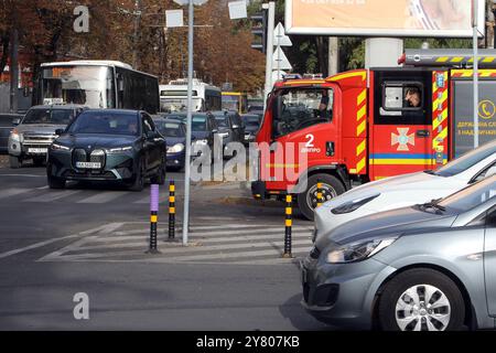 Nicht exklusiv: DNIPRO, UKRAINE - 01. OKTOBER 2024 - Autos haben während einer landesweiten Schweigeminute zum Gedenken an gefallene Soldaten angehalten Stockfoto