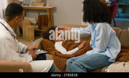 Afroamerikanische Mutter berühren Stirn Kind Mutter Mutterschaft Husten Grippe Coronavirus Arzt Beratung Symptome Beschwerde Sanitäter weiblich männlich Stockfoto