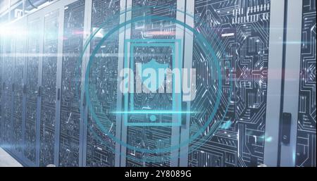 Abbildung: Schildsymbol und digitale Datenverarbeitung über Computerserver Stockfoto