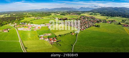 Waakirchen Bayerische Voralpen Deutschland. Luftpanorama. Sommer Stockfoto