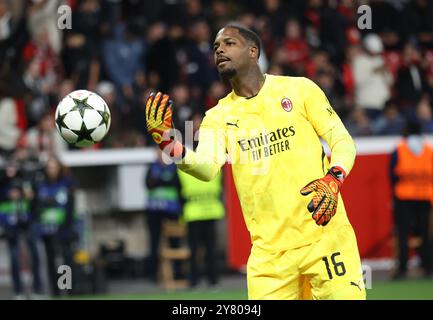 Leverkusen, Deutschland. Oktober 2024. Mike Maignan (Mailand), Champions League, Spieltag 2, Bayer 04 Leverkusen gegen AC Milan, Leverkusen, Deutschland. , . Quelle: Jürgen Schwarz/Alamy Live News Stockfoto