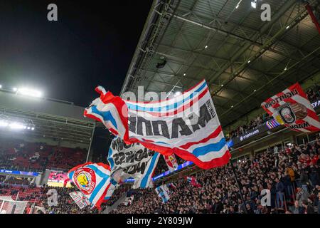 Mit Flaggen, Banner während des Spiels der UEFA Champions League 2024/25 Phase MD2 zwischen PSV Eindhoven und Sporting Clube de Portugal im Philips Stadion am 1. Oktober 2024 in Eindhoven, Niederlande. Defodi-747 WD1 6088 *** mit Fahnen, Banner während des Spiels der UEFA Champions League 2024 25 League Phase MD2 zwischen PSV Eindhoven und Sporting Clube de Portugal im Philips Stadion am 1. Oktober 2024 in Eindhoven, Niederlande Defodi 747 WD1 6088 Defodi-747 Stockfoto