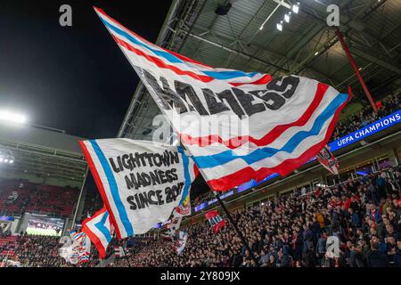 Mit Flaggen, Banner während des Spiels der UEFA Champions League 2024/25 Phase MD2 zwischen PSV Eindhoven und Sporting Clube de Portugal im Philips Stadion am 1. Oktober 2024 in Eindhoven, Niederlande. Defodi-747 WD1 6129 *** mit Fahnen, Banner während des Spiels der UEFA Champions League 2024 25 League Phase MD2 zwischen PSV Eindhoven und Sporting Clube de Portugal im Philips Stadion am 1. Oktober 2024 in Eindhoven, Niederlande Defodi 747 WD1 6129 Defodi-747 Stockfoto