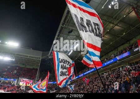 Mit Flaggen, Banner während des Spiels der UEFA Champions League 2024/25 Phase MD2 zwischen PSV Eindhoven und Sporting Clube de Portugal im Philips Stadion am 1. Oktober 2024 in Eindhoven, Niederlande. Defodi-747 WD1 6103 *** mit Fahnen, Banner während des Spiels der UEFA Champions League 2024 25 League Phase MD2 zwischen PSV Eindhoven und Sporting Clube de Portugal im Philips Stadion am 1. Oktober 2024 in Eindhoven, Niederlande Defodi 747 WD1 6103 Defodi-747 Stockfoto