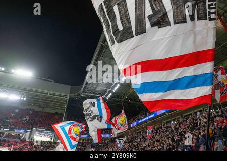 Mit Flaggen, Banner während des Spiels der UEFA Champions League 2024/25 Phase MD2 zwischen PSV Eindhoven und Sporting Clube de Portugal im Philips Stadion am 1. Oktober 2024 in Eindhoven, Niederlande. Defodi-747 WD1 6108 *** mit Fahnen, Banner während des Spiels der UEFA Champions League 2024 25 League Phase MD2 zwischen PSV Eindhoven und Sporting Clube de Portugal im Philips Stadion am 1. Oktober 2024 in Eindhoven, Niederlande Defodi 747 WD1 6108 Defodi-747 Stockfoto