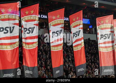 Mit Flaggen, Banner während des Spiels der UEFA Champions League 2024/25 Phase MD2 zwischen PSV Eindhoven und Sporting Clube de Portugal im Philips Stadion am 1. Oktober 2024 in Eindhoven, Niederlande. Defodi-747 WD1 6207 *** mit Fahnen, Banner während des Spiels der UEFA Champions League 2024 25 League Phase MD2 zwischen PSV Eindhoven und Sporting Clube de Portugal im Philips Stadion am 1. Oktober 2024 in Eindhoven, Niederlande Defodi 747 WD1 6207 Defodi-747 Stockfoto