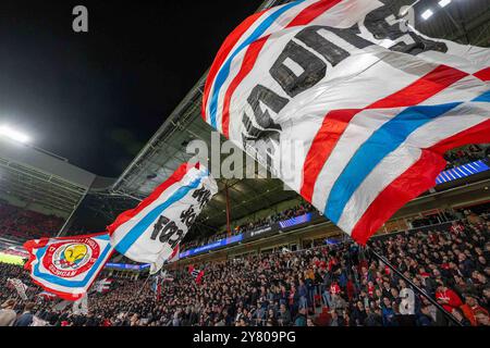 Mit Flaggen, Banner während des Spiels der UEFA Champions League 2024/25 Phase MD2 zwischen PSV Eindhoven und Sporting Clube de Portugal im Philips Stadion am 1. Oktober 2024 in Eindhoven, Niederlande. Defodi-747 WD1 6182 *** mit Fahnen, Banner während des Spiels der UEFA Champions League 2024 25 League Phase MD2 zwischen PSV Eindhoven und Sporting Clube de Portugal im Philips Stadion am 1. Oktober 2024 in Eindhoven, Niederlande Defodi 747 WD1 6182 Defodi-747 Stockfoto