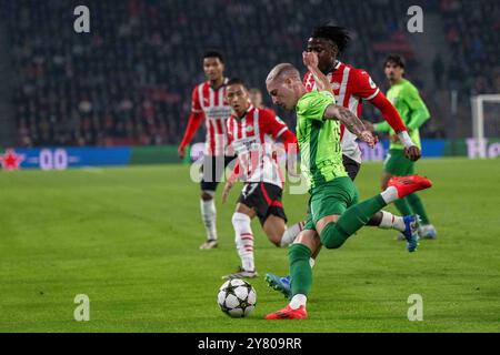 Nuno Santos Sporting Lissabon kämpfte am 1. Oktober 2024 in Eindhoven im Philips Stadion während des Phase MD2-Spiels der UEFA Champions League 2024/25 zwischen PSV Eindhoven und Sporting Clube de Portugal um den Ball. Defodi-747 WD1 6258 *** Nuno Santos Sporting Lissabon Battle um den Ball beim Spiel der UEFA Champions League 2024 25 League Phase MD2 zwischen PSV Eindhoven und Sporting Clube de Portugal am 1. Oktober 2024 im Philips Stadion Defodi 747 WD1 6258 Defodi-747 Stockfoto