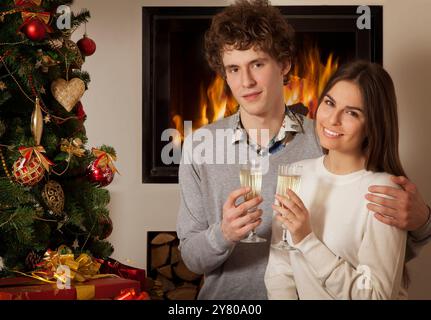 Liebevolles Paar, das zu Hause Weihnachtsfeiertage feiert Stockfoto