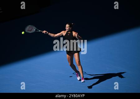 Peking, China. Oktober 2024. Aryna Sabalenka aus Weißrussland kehrt den Ball während des Achtelfinale-Spiels der Frauen zwischen Aryna Sabalenka aus Weißrussland und Madison Keys aus den Vereinigten Staaten beim Tennis-Turnier der China Open 2024 in Peking, Hauptstadt von China, am 2. Oktober 2024 zurück. Quelle: Zhang Long/Xinhua/Alamy Live News Stockfoto