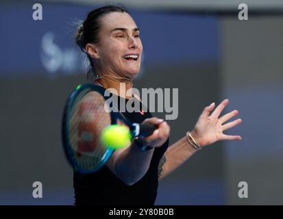 Peking, China. Oktober 2024. Aryna Sabalenka aus Weißrussland kehrt den Ball während des Achtelfinale-Spiels der Frauen zwischen Aryna Sabalenka aus Weißrussland und Madison Keys aus den Vereinigten Staaten beim Tennis-Turnier der China Open 2024 in Peking, Hauptstadt von China, am 2. Oktober 2024 zurück. Quelle: Wang Lili/Xinhua/Alamy Live News Stockfoto