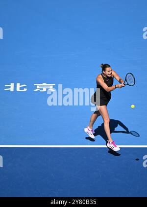 Peking, China. Oktober 2024. Aryna Sabalenka aus Weißrussland kehrt den Ball während des Achtelfinale-Spiels der Frauen zwischen Aryna Sabalenka aus Weißrussland und Madison Keys aus den Vereinigten Staaten beim Tennis-Turnier der China Open 2024 in Peking, Hauptstadt von China, am 2. Oktober 2024 zurück. Quelle: Zhang Long/Xinhua/Alamy Live News Stockfoto