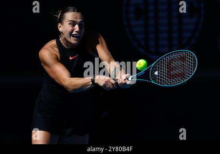 Peking, China. Oktober 2024. Aryna Sabalenka aus Weißrussland kehrt den Ball während des Achtelfinale-Spiels der Frauen zwischen Aryna Sabalenka aus Weißrussland und Madison Keys aus den Vereinigten Staaten beim Tennis-Turnier der China Open 2024 in Peking, Hauptstadt von China, am 2. Oktober 2024 zurück. Quelle: Wang Lili/Xinhua/Alamy Live News Stockfoto