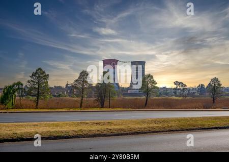 Orlando Power Station, ein stillgelegtes Kohlekraftwerk in Soweto, Township der Stadt Johannesburg, Südafrika. Die Kühltürme sind Stockfoto