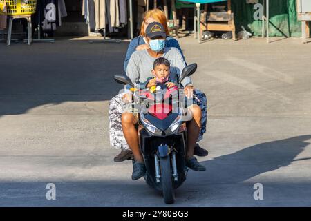 SAMUT PRAKAN, THAILAND, 08. Februar 2023, Eltern fahren mit einem Sohn Motorrad Stockfoto