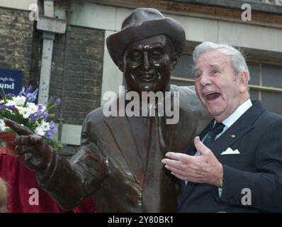 Entertainer, Komiker und Sänger Norman Wisdom mit der Statue von Max Miller in Brighton Stockfoto