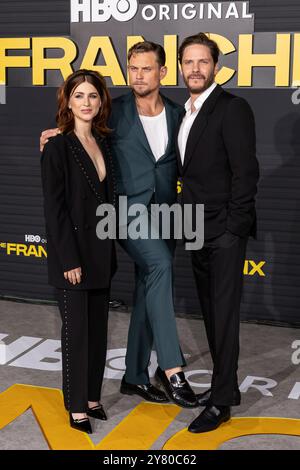 Los Angeles, USA. Oktober 2024. Aya Cash, Billy Magnussen und Daniel Bruhl nehmen am 1. Oktober 2024 an der Ankunft von HBO’s „The Franchise“ im Paramount Theater in Los Angeles Teil. (Foto: Corine Solberg/SIPA USA) Credit: SIPA USA/Alamy Live News Stockfoto