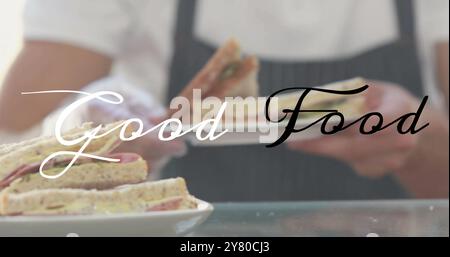 Sandwiches zubereiten, Text für gutes Essen über die Hände des Küchenchefs in der Küche Stockfoto