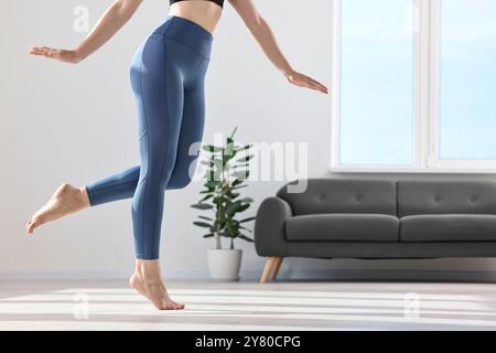 Frau trägt blaue Sportleggings im Zimmer, Nahaufnahme Stockfoto