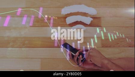 Bild der Verarbeitung von Finanzdaten und des wlan-Symbols über der kaukasierin mit Smartphone Stockfoto