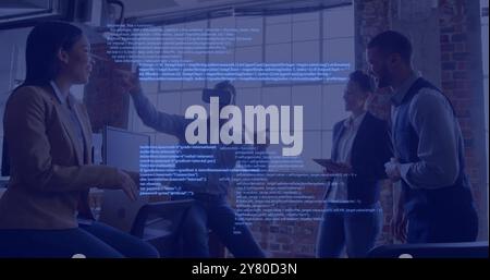 Feiern Sie das Geschäftsteam im Büro mit dem Programmierungscode-Image darüber Stockfoto