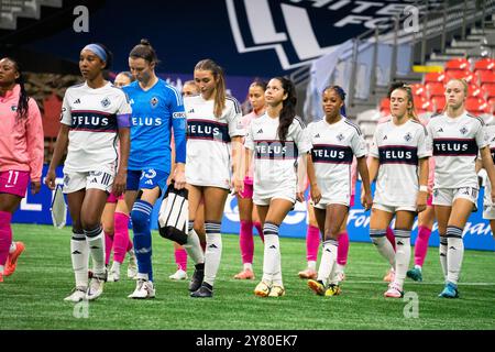 Vancouver, Kanada. Oktober 2024. Vancouver, British Columbia, Kanada, 1. Oktober 2024: Vancouver Whitecaps FC Girls Elite und San Diego Wave treten im BC Place Stadium in Vancouver, British Columbia, Kanada auf das Feld vor dem Gruppenspiel des CONCACACAF W Champions Cup zwischen Vancouver Whitecaps FC Girls Elite und San Diego Wave (NUR REDAKTIONELLE VERWENDUNG). (Amy Elle/SPP) Credit: SPP Sport Press Photo. /Alamy Live News Stockfoto